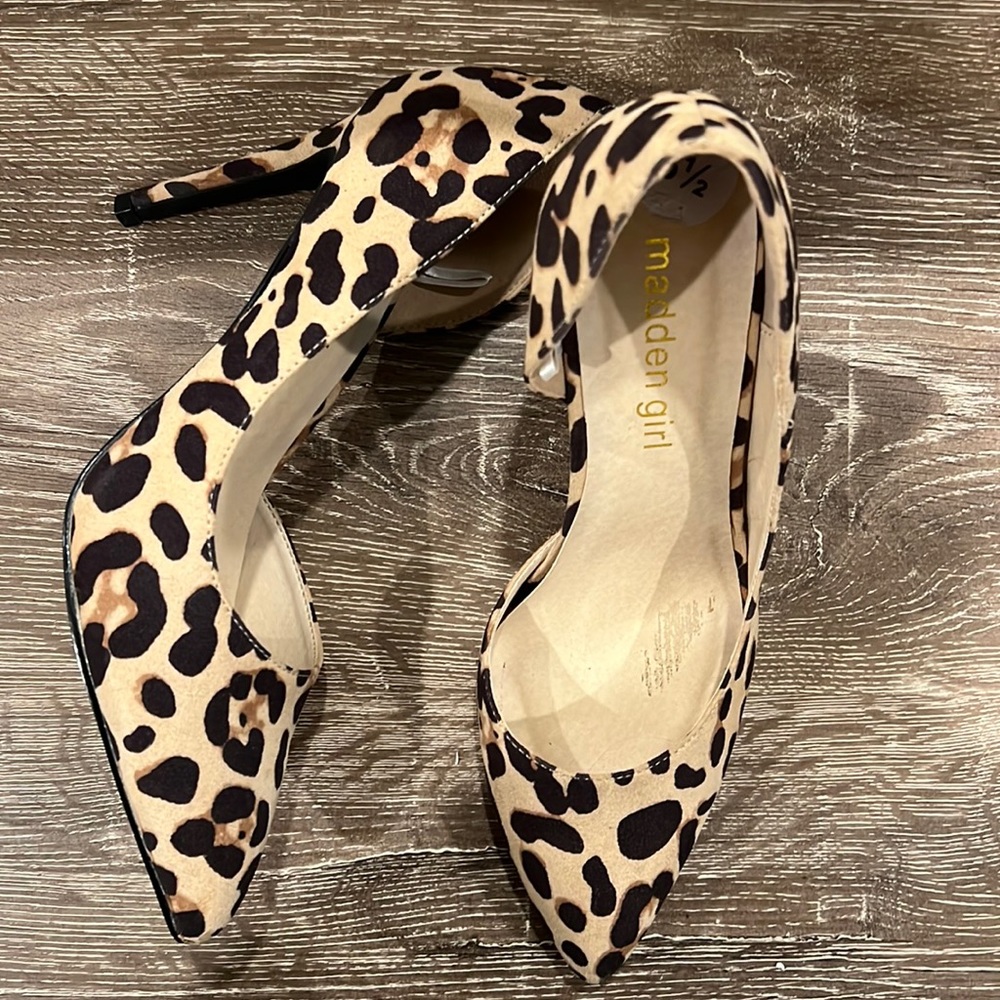Pointy toe heels! In leopard print!